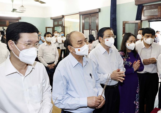 Le président Nguyen Xuan Phuc rend hommage au Président Ho Chi Minh